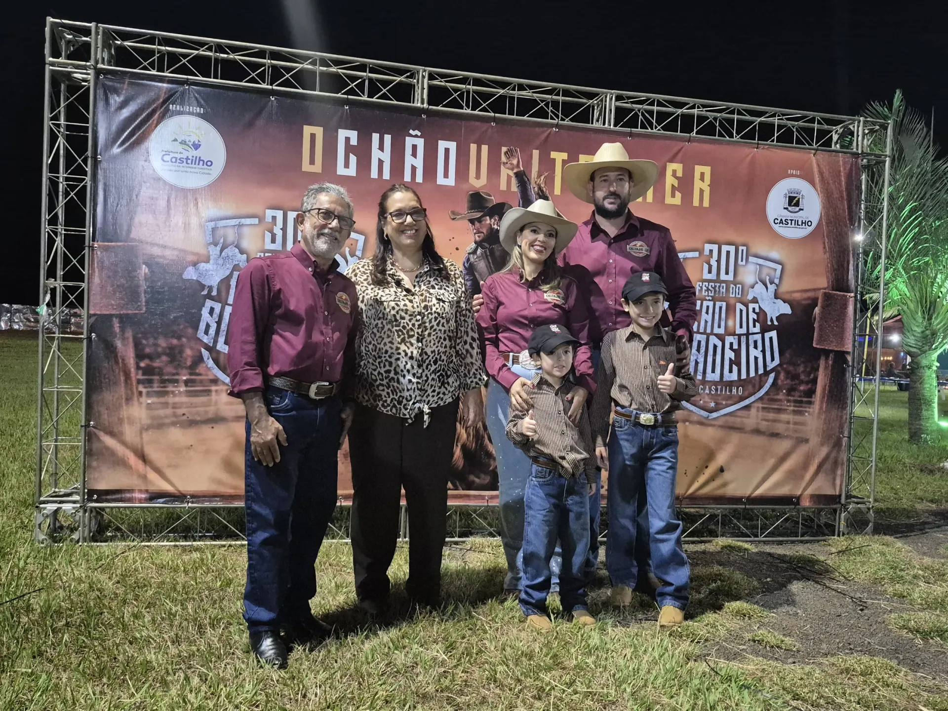Prefeito, vice e familia na festa do peão em Castilho 2026