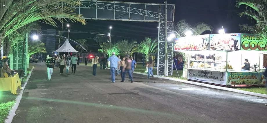 VÍDEO: Segundo dia da Festa do Peão em Castilho 2026 começa com portões abertos e público chegando ao recinto