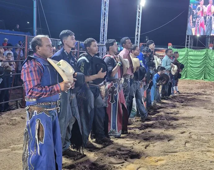 VÍDEO: Momento de fé emociona público na Festa do Peão em Castilho 2026