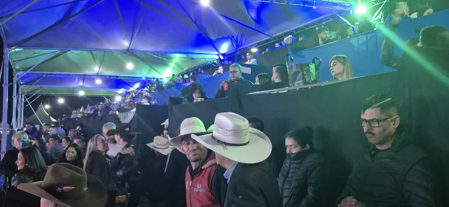 VÍDEO: Camarotes ficam lotados no último dia da Festa do Peão em Castilho 2026
