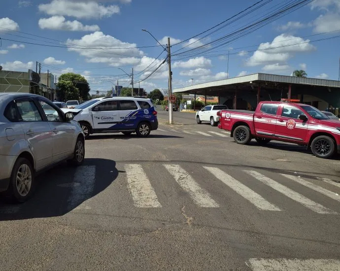 Acidente em frente à rodoviária de Castilho causa interdição de rua