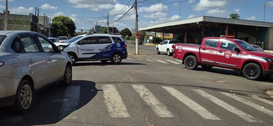 Acidente em frente à rodoviária de Castilho causa interdição de rua