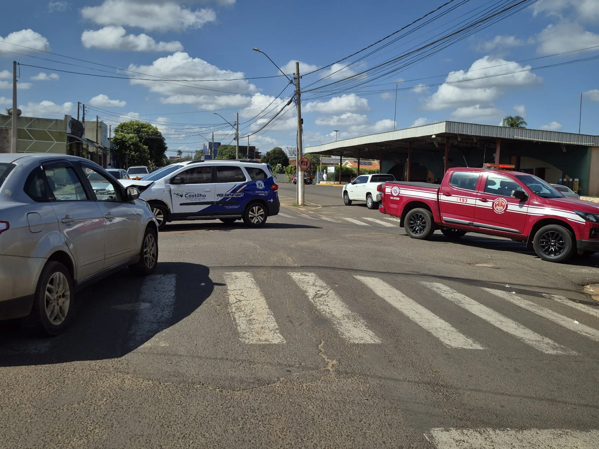 Acidente em frente à rodoviária de Castilho causa interdição de rua