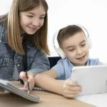 ENSINO HÍBRIDO: VEJA 4 BENEFÍCIOS DO USO DE MATERIAIS HÍBRIDOS