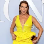 Brooke Shields critica padrões de beleza e celebra o envelhecimento com autoconfiança