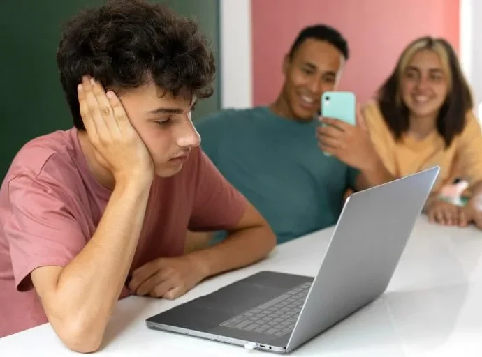 COLÉGIO DE SALVADOR REFORÇA AÇÕES CONTRA CRIMES VIRTUAIS ENVOLVENDO JOVENS