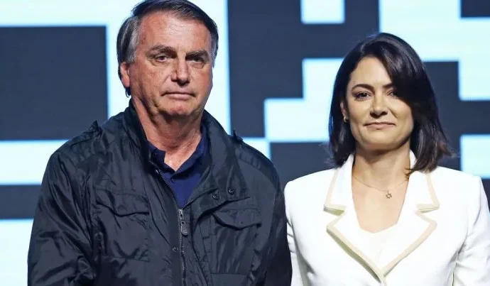 Michelle Bolsonaro atualiza sobre estado de saúde do ex-presidente após cirurgia
