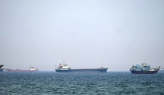 Superpetroleiro Chinês Tenta Atravessar o Estreito de Ormuz em Meio a Tensão Regional