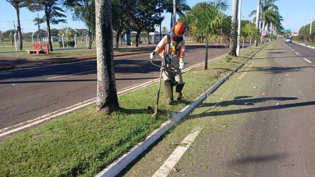 Faltam 2 dias para a Festa do Peão em Castilho 2026 e montagem do recinto já movimenta a cidade Homens trabalhando na limpeza em frente ao recindo onde acontecerá a Festa do Peão em Castilho 2026