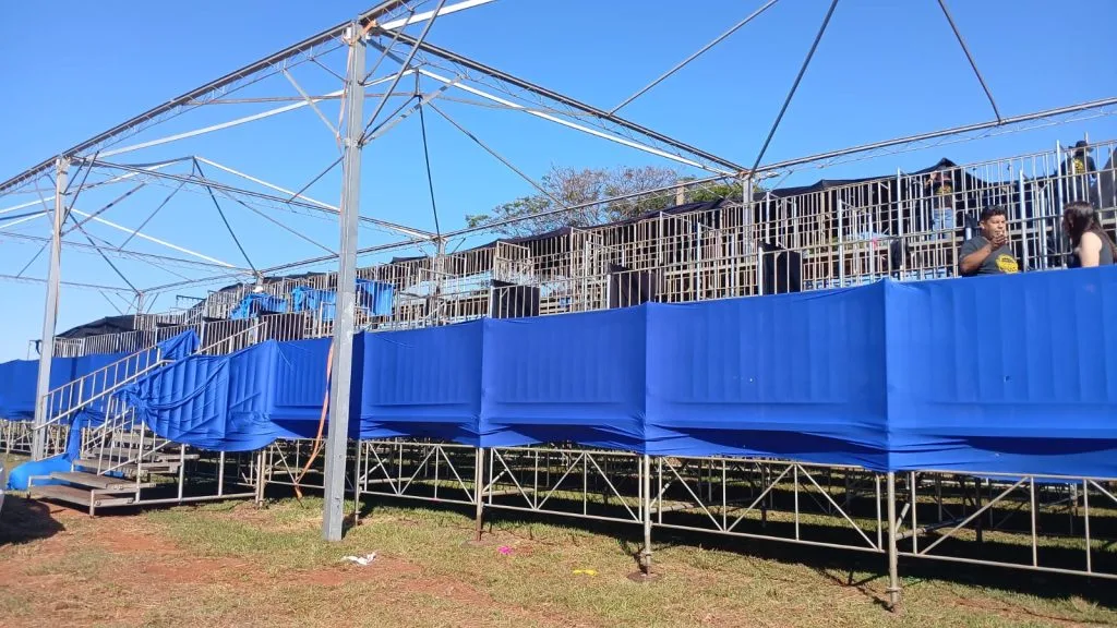 Faltam 2 dias para a Festa do Peão em Castilho 2026 e montagem do recinto já movimenta a cidade Montagem dos camarotes onde acontecerá a Festa do Peão em Castilho 2026