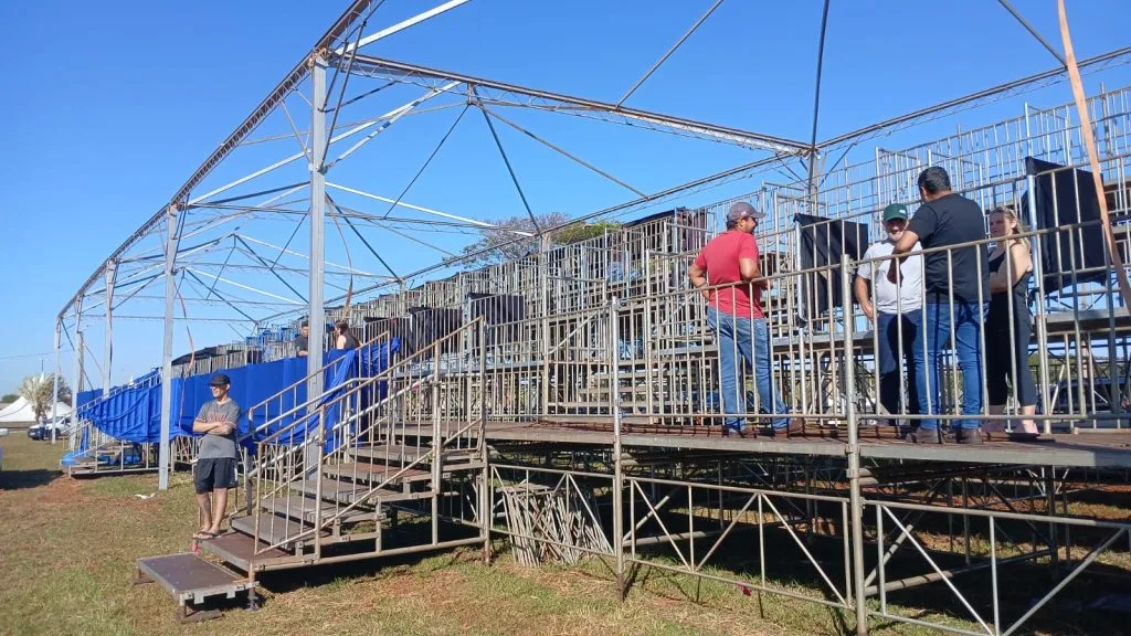 Faltam 2 dias para a Festa do Peão em Castilho 2026 e montagem do recinto já movimenta a cidade Montagem das arquibancadas no recindo onde acontecerá a Festa do Peão em Castilho 2026