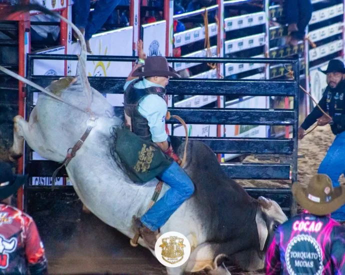 Filipe Mateus Clemente Ferreira é o Campeão da 30ª Festa do Peão em Castilho