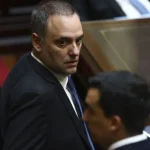Milei Defende Chefe de Gabinete em Meio a Escândalos e Clima de Espetáculo no Parlamento
