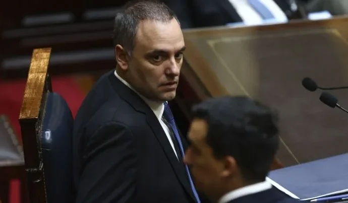 Milei Defende Chefe de Gabinete em Meio a Escândalos e Clima de Espetáculo no Parlamento