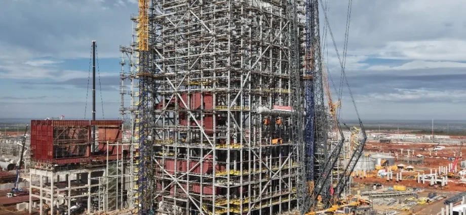 ARAUCO INSTALA EQUIPAMENTO DE 300 TONELADAS NA MAIOR CALDEIRA DE RECUPERAÇÃO DO MUNDO ARAUCO INSTALA EQUIPAMENTO DE 300 TONELADAS NA MAIOR CALDEIRA DE RECUPERAÇÃO DO MUNDO