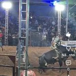 VÍDEO: Rodeio começa com adrenalina mesmo com frio e chuva em Castilho