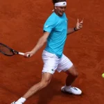 Zverev critica qualidade do saibro após eliminação em Roma