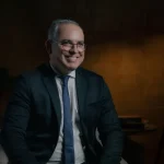 Neurocirurgião pediátrico é destaque em documentário sobre carreiras com propósito