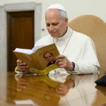 Papa Leão XIV recebe primeiro exemplar do livro ‘Livres sob a Graça’