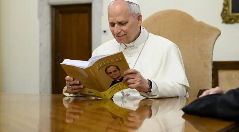 Papa Leão XIV recebe primeiro exemplar do livro ‘Livres sob a Graça’