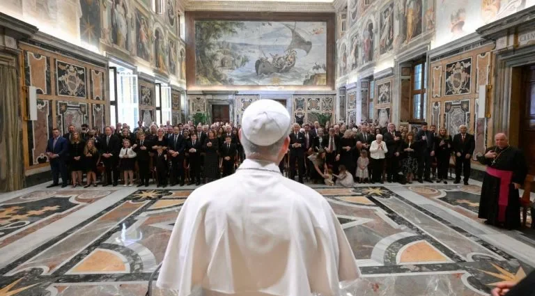 O Papa destaca a importância de iniciativas concretas para a promoção da paz