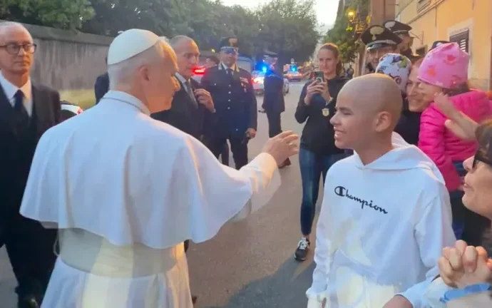 Papa se reencontra com jovem curado durante Jubileu da Juventude
