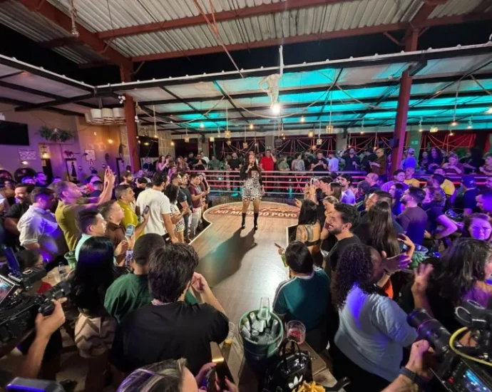 MÁRCIA FELLIPE GRAVA AUDIOVISUAL “NO MEIO DO POVO” EM FORTALEZA