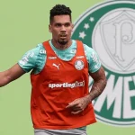 Paulinho é relacionado e pode voltar a jogar pelo Palmeiras após 302 dias