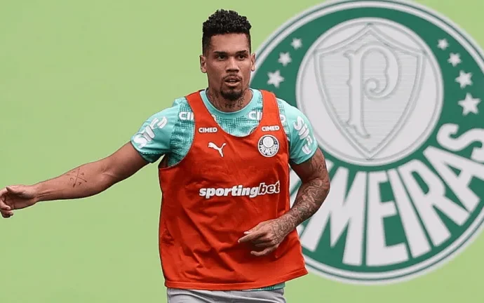 Paulinho é relacionado e pode voltar a jogar pelo Palmeiras após 302 dias