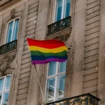 Segurança é prioridade para 72% dos LGBTQIA+ em encontros, revela pesquisa