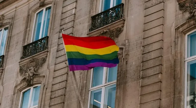 Segurança é prioridade para 72% dos LGBTQIA+ em encontros, revela pesquisa