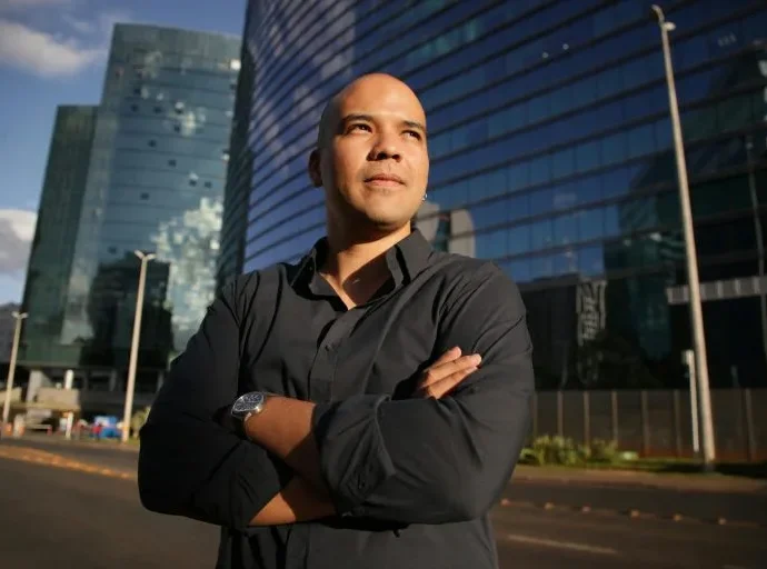 Reflexões sobre a corrupção e a busca por mudança no Brasil