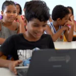 ESCOLAS CONECTADAS: BRASIL SUPERA 100 MIL ESCOLAS COM INTERNET GRATUITA
