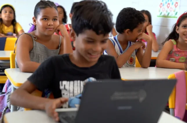 ESCOLAS CONECTADAS: BRASIL SUPERA 100 MIL ESCOLAS COM INTERNET GRATUITA ESCOLAS CONECTADAS: BRASIL SUPERA 100 MIL ESCOLAS COM INTERNET GRATUITA