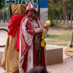 MIGALHAS E MISÉRIAS EM MI MENOR: ESPETÁCULO DE RUA EM IBIRÁ