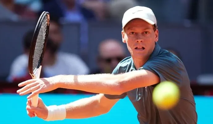 Jannik Sinner avança à final do Masters 1000 de Madri após vitória sobre Arthur Fils