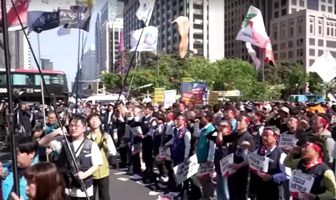 Sul-coreanos realizam manifestação em prol do Dia do Trabalho