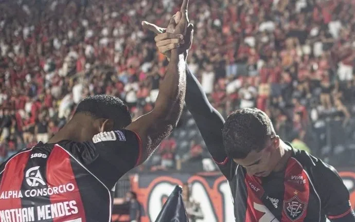 Vitória vence Coritiba por 4 a 1 e se aproxima do G5 do Brasileirão