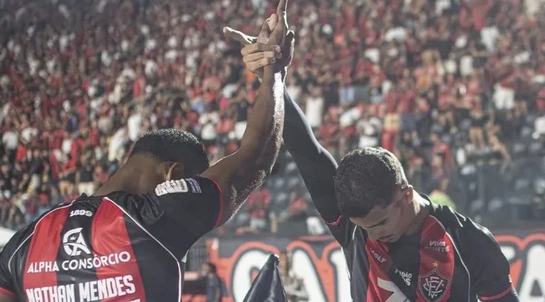 Vitória vence Coritiba por 4 a 1 e se aproxima do G5 do Brasileirão Vitória vence Coritiba por 4 a 1 e se aproxima do G5 do Brasileirão