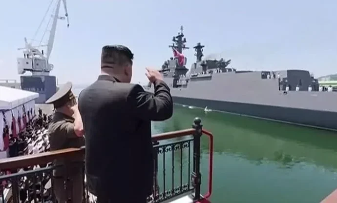 Coreia do Norte apresenta seu maior destróier, marcando avanço na marinha