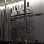 Remoção do nome de Trump do Kennedy Center é iniciada após ordem judicial