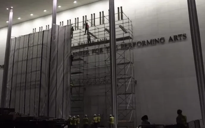 Remoção do nome de Trump do Kennedy Center é iniciada após ordem judicial