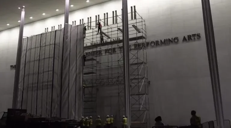 Remoção do nome de Trump do Kennedy Center é iniciada após ordem judicial
