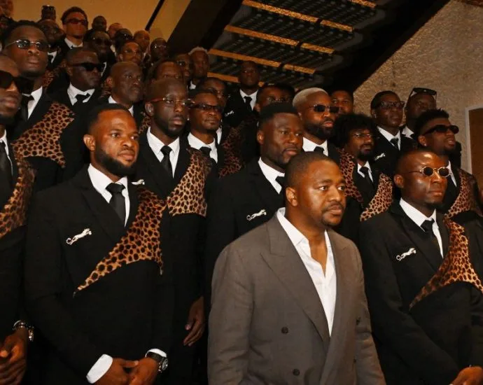 RD CONGO CHAMA ATENÇÃO COM LOOK AO CHEGAR NOS EUA PARA A COPA