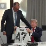 Chanceler alemão presenteia Trump com camisa da seleção durante cúpula do G7