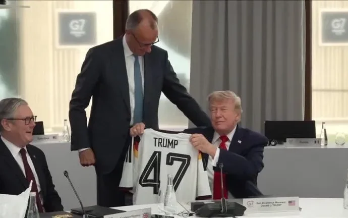Chanceler alemão presenteia Trump com camisa da seleção durante cúpula do G7