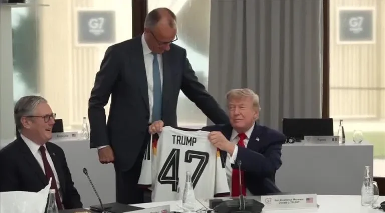 Chanceler alemão presenteia Trump com camisa da seleção durante cúpula do G7
