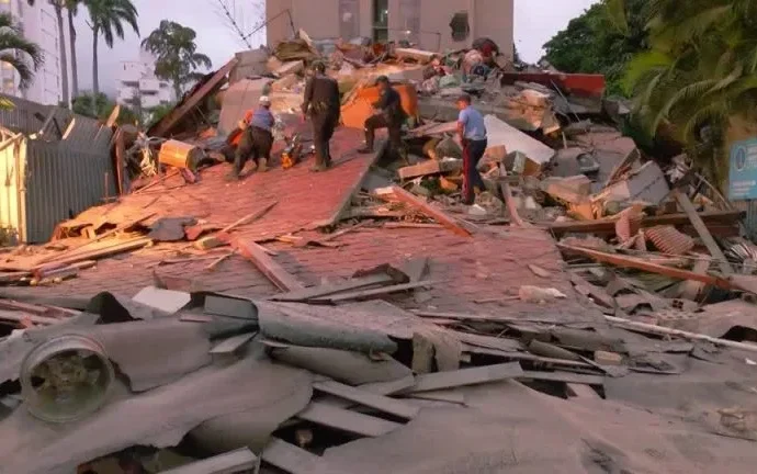 Venezuelanos clamam por máquinas pesadas em busca de familiares desaparecidos após terremotos