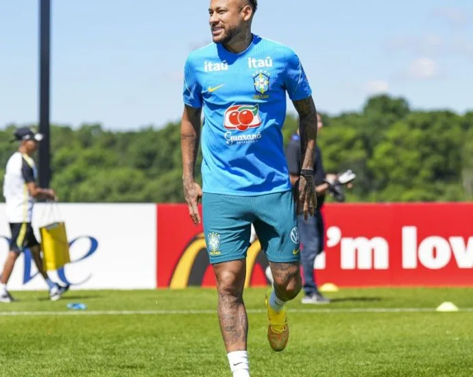 NEYMAR RETORNA A TREINAR E AUMENTA EXPECTATIVA POR RETORNO