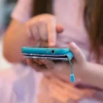 Estudo revela impactos da proibição do celular nas escolas dos EUA